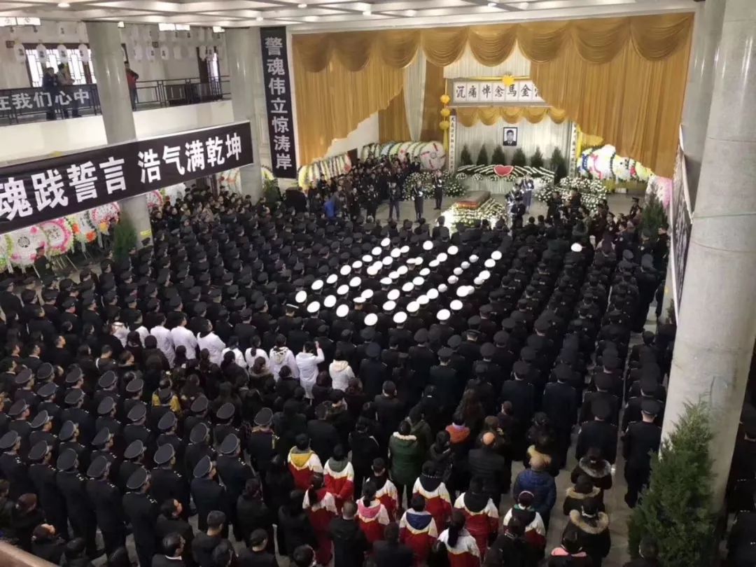 爱游戏公司-西南欧名将飙泪告别，球迷集体为其送行动情泪目的简单介绍  第2张