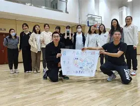 爱游戏-广西天峨高中老师搂抱女学生评论最新  第1张